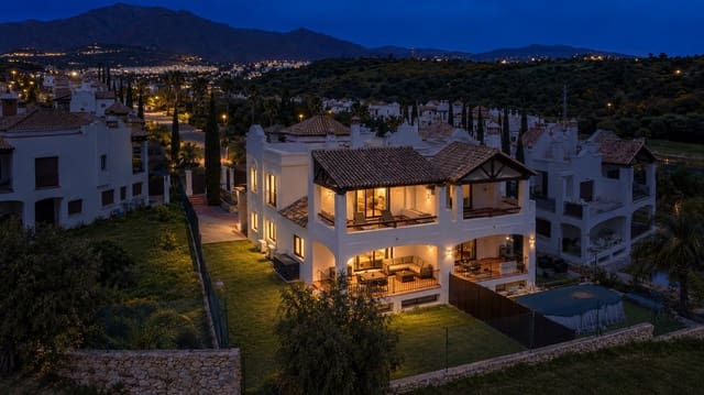 4 quarto Moradia Geminada para venda em Estepona com garagem - 862 500 € (Ref: 9880591)