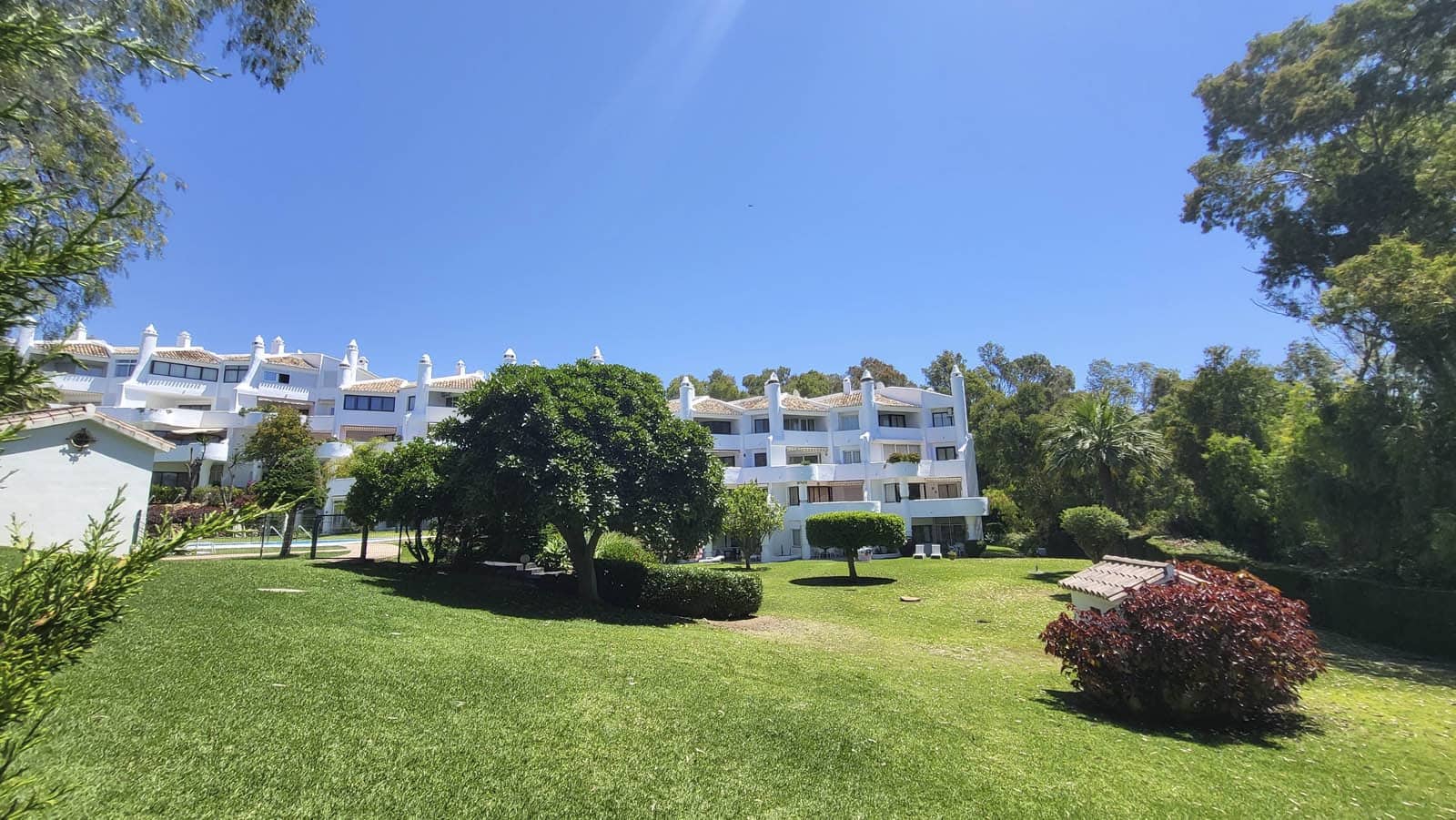 2 quarto Apartamento para venda em Calahonda com piscina - 375 000 € (Ref: 9884027)
