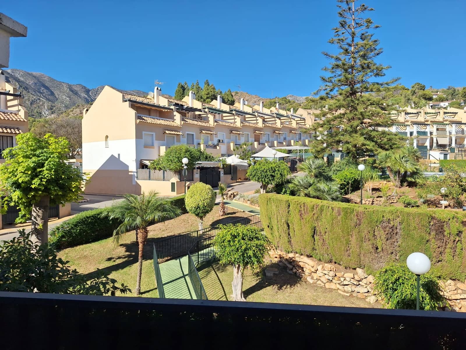 4 soveværelse Byhus til salg i Marbella med swimmingpool garage - € 673.000 (Ref: 9945113)