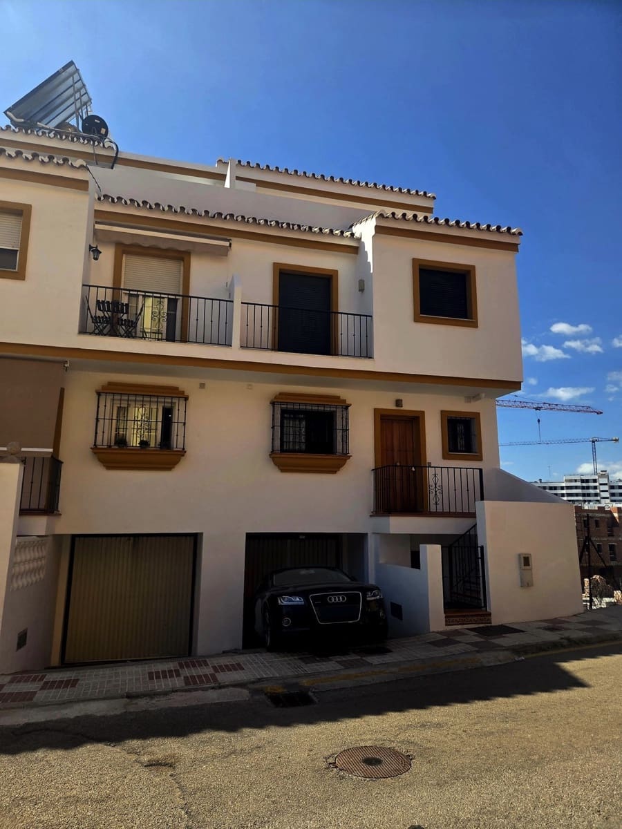 3 soveværelse Semi-Rækkehus til salg i Estepona med garage - € 740.000 (Ref: 9945114)
