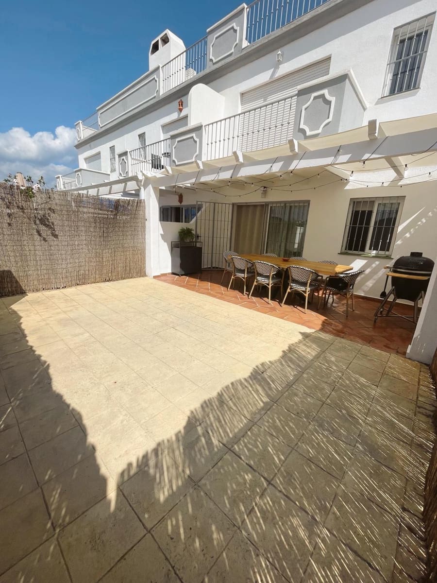 3 soveværelse Byhus til salg i Estepona med swimmingpool garage - € 655.000 (Ref: 9945116)
