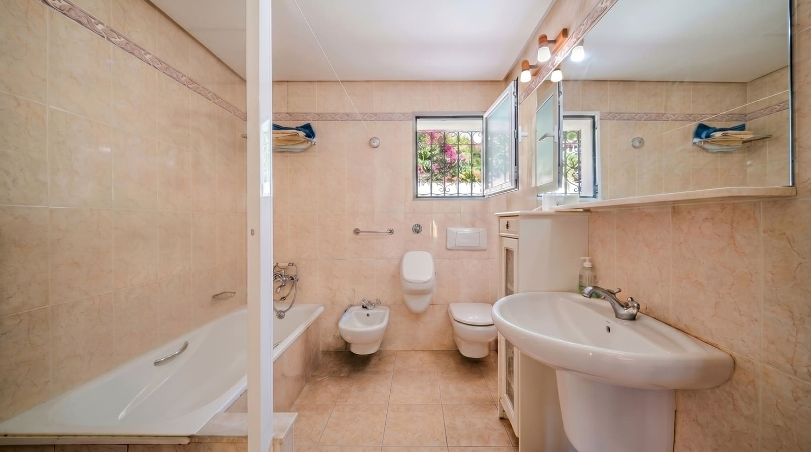 Chalet de 3 habitaciones en Manilva en venta con garaje - 549.000 € (Ref: 9945118)