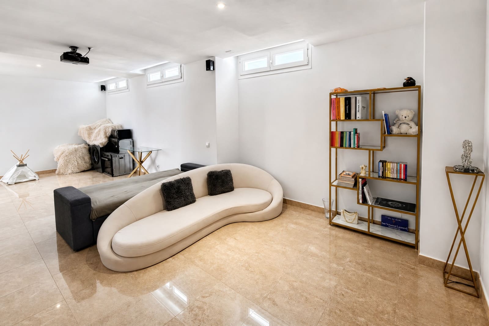 6 makuuhuone Huvila myytävänä paikassa La Duquesa / Puerto de la Duquesa mukana uima-altaan 
autotalli - 550 000 € (Ref: 9976777)