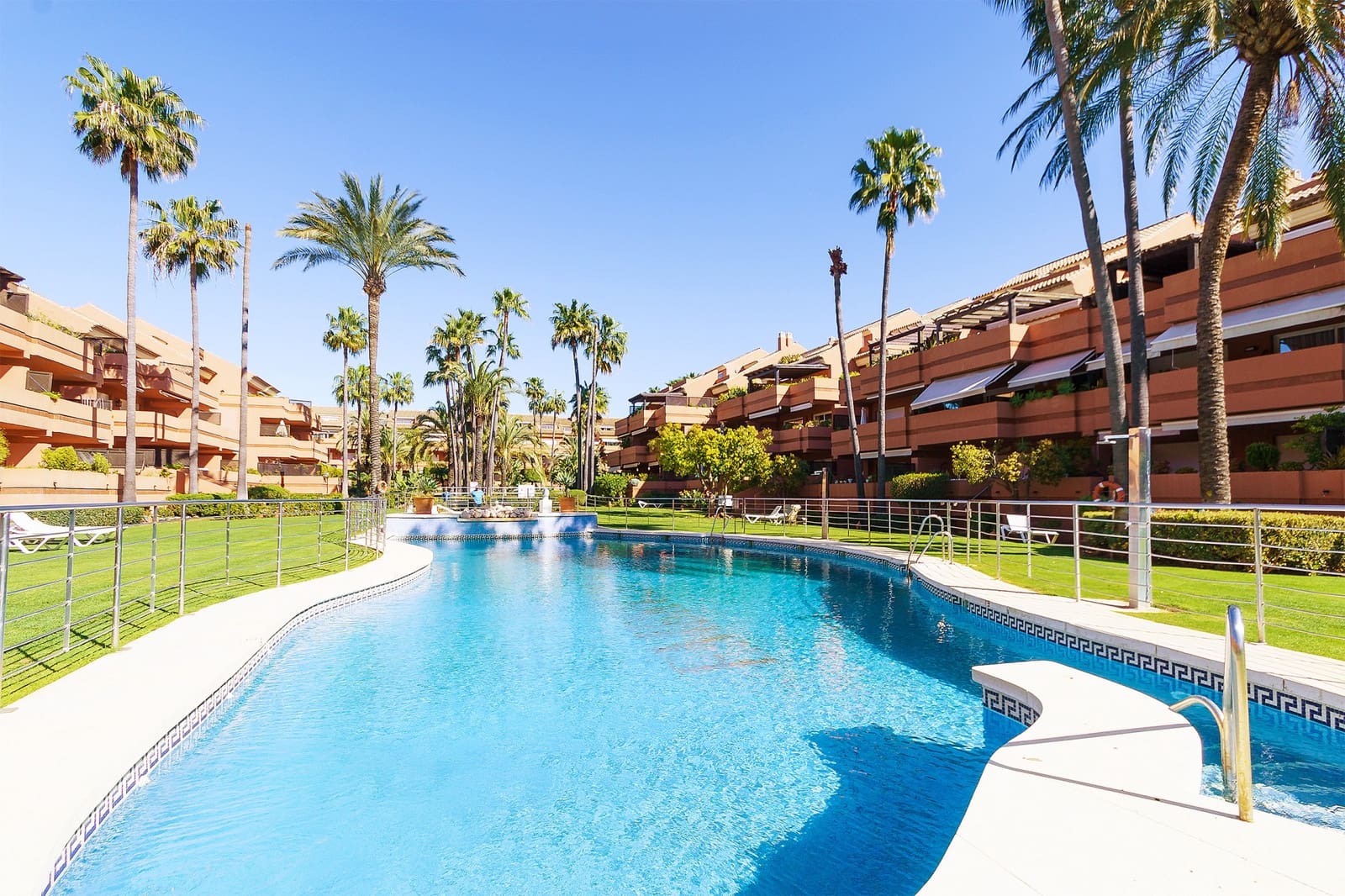 2 soveværelse Lejlighed til salg i Marbella med swimmingpool garage - € 950.000 (Ref: 9978169)