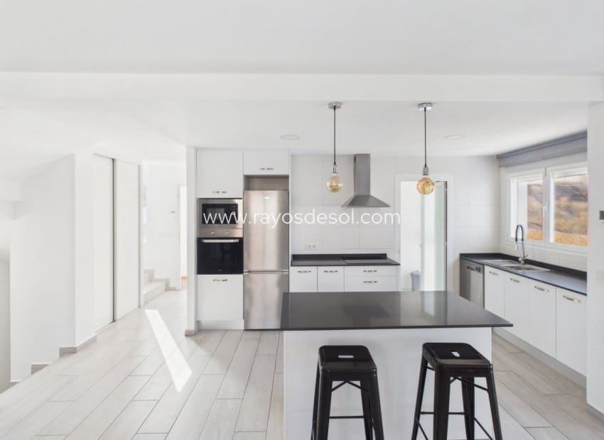 3 bedroom Villa for sale in Finestrat with pool - € 800,000 (Ref: 10016584)
