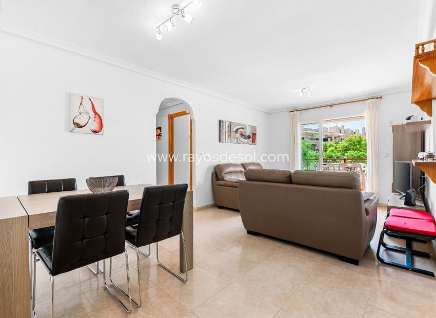 2 soveværelse Lejlighed til salg i Playa Flamenca med swimmingpool - € 215.000 (Ref: 10037607)