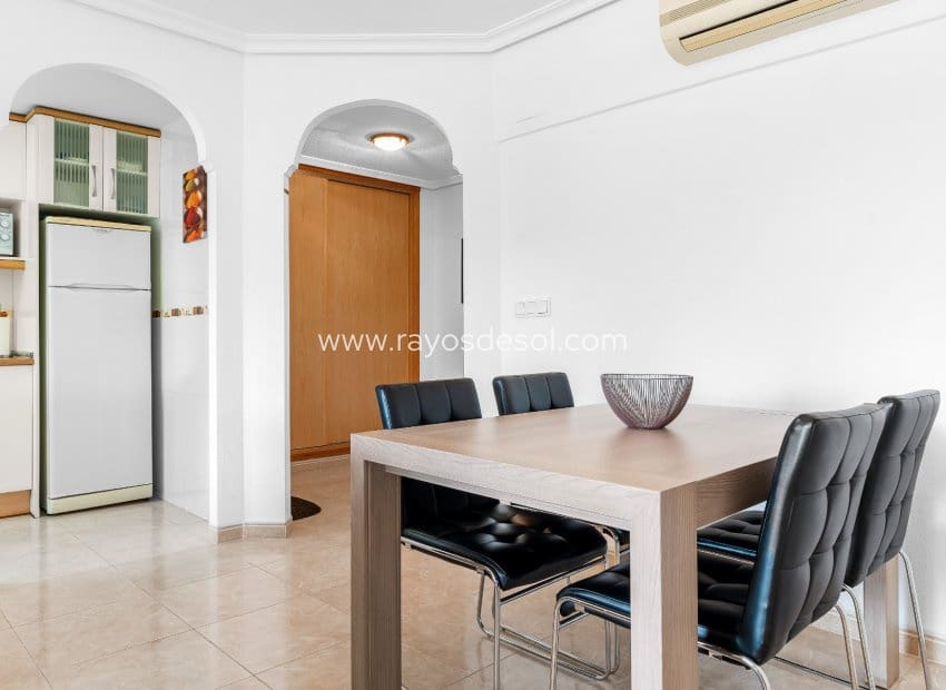 2 soveværelse Lejlighed til salg i Playa Flamenca med swimmingpool - € 215.000 (Ref: 10037607)