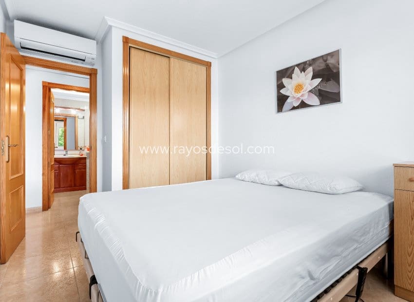 2 soveværelse Lejlighed til salg i Playa Flamenca med swimmingpool - € 215.000 (Ref: 10037607)