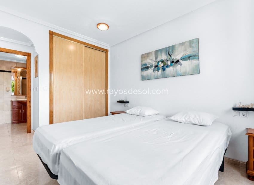 2 soveværelse Lejlighed til salg i Playa Flamenca med swimmingpool - € 215.000 (Ref: 10037607)