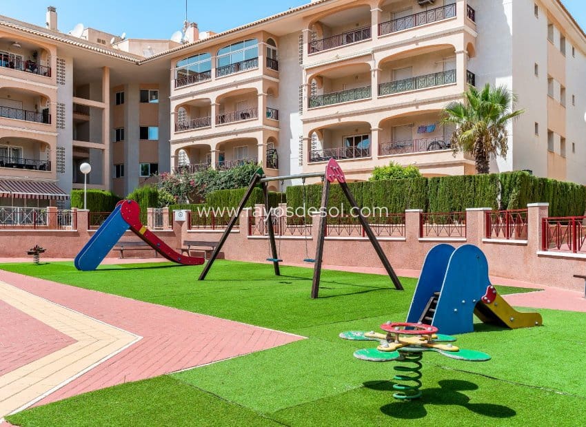 2 soveværelse Lejlighed til salg i Playa Flamenca med swimmingpool - € 215.000 (Ref: 10037607)