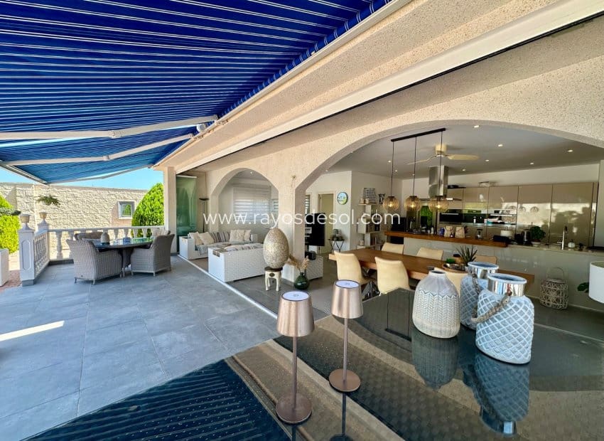 Chalet de 6 habitaciones en Doña Pepa en venta con piscina - 845.000 € (Ref: 10055592)