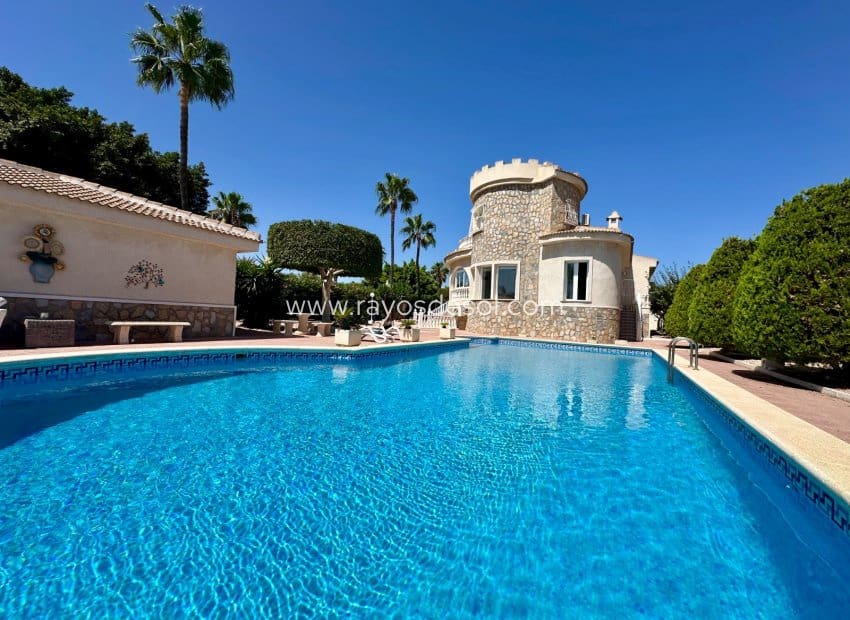 Chalet de 6 habitaciones en Doña Pepa en venta con piscina - 845.000 € (Ref: 10055592)
