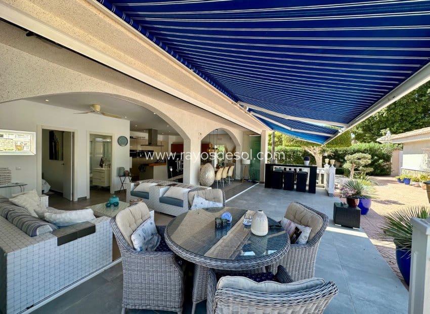 Chalet de 6 habitaciones en Doña Pepa en venta con piscina - 845.000 € (Ref: 10055592)