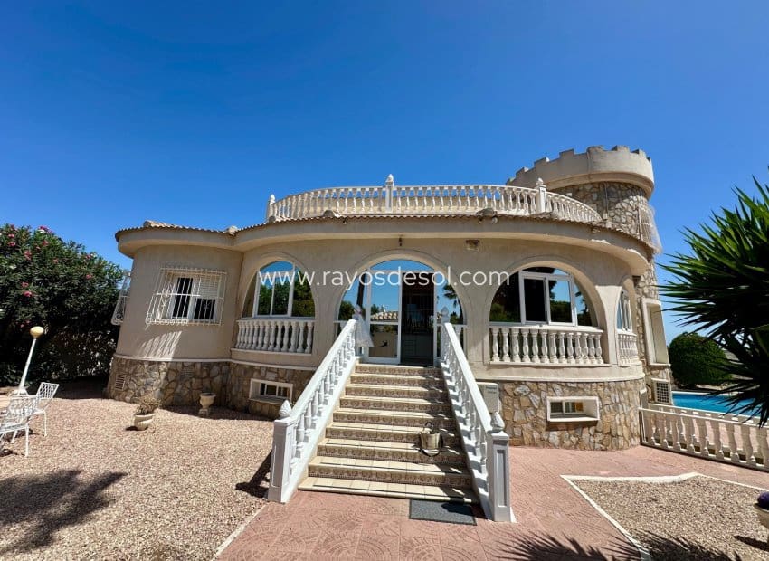 Chalet de 6 habitaciones en Doña Pepa en venta con piscina - 845.000 € (Ref: 10055592)