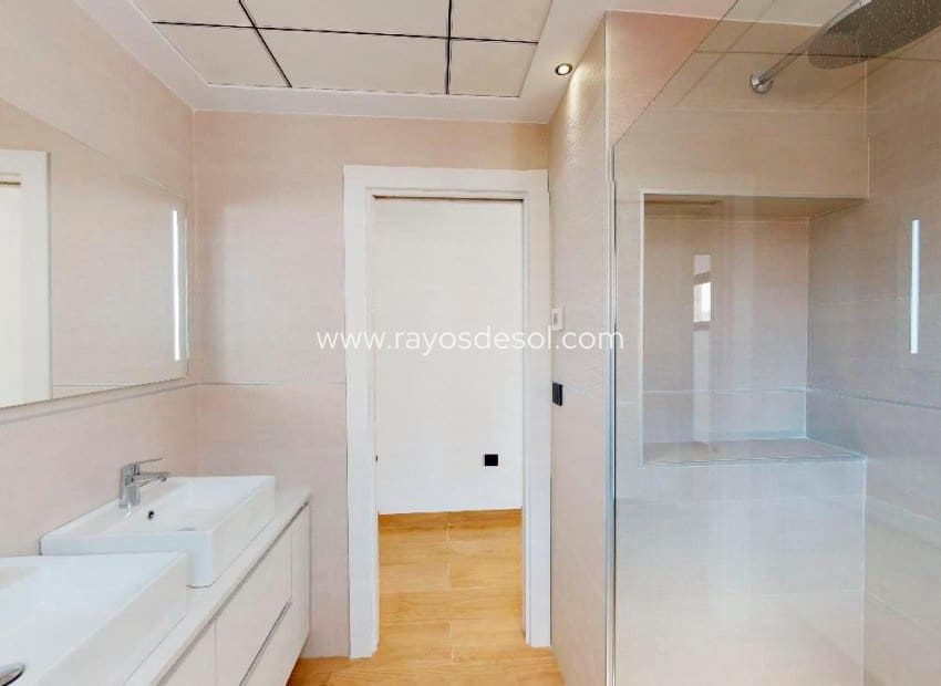 5 bedroom Villa for sale in Finestrat with pool - € 859,900 (Ref: 10055596)