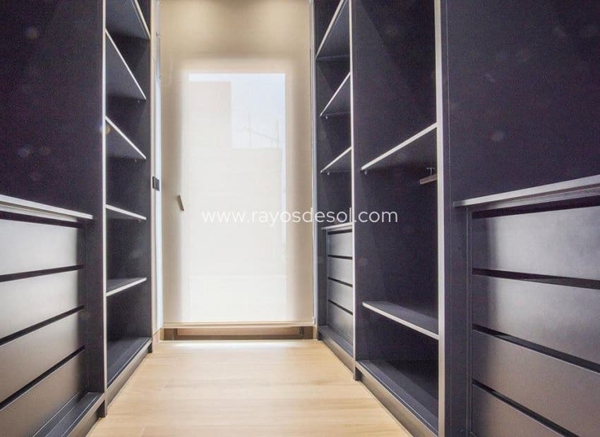 5 bedroom Villa for sale in Finestrat with pool - € 859,900 (Ref: 10055596)