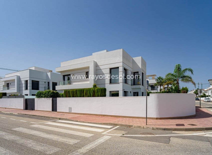 4 bedroom Villa for sale in Ciudad Quesada with pool - € 525,000 (Ref: 10055600)
