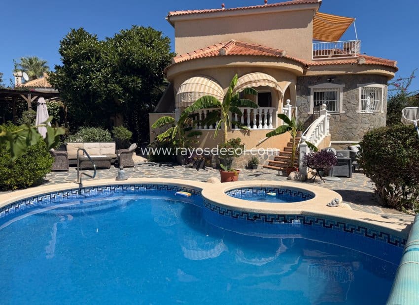 3 Zimmer Villa zu verkaufen in Lo Pepin mit Pool - 399.000 € (Ref: 10070211)