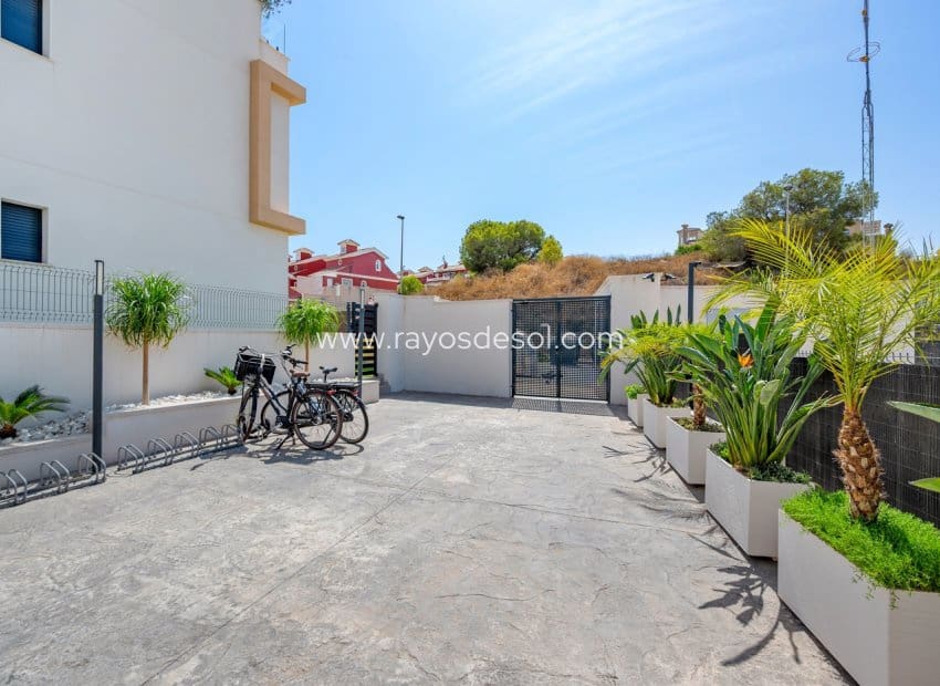2 slaapkamer Appartement te koop in Villamartin met zwembad - € 279.000 (Ref: 10070212)