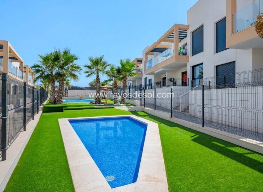 2 slaapkamer Appartement te koop in Villamartin met zwembad - € 279.000 (Ref: 10070212)