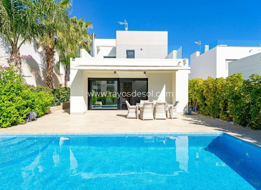 3 soveværelse Villa til salg i Ciudad Quesada med swimmingpool - € 458.900 (Ref: 10081423)