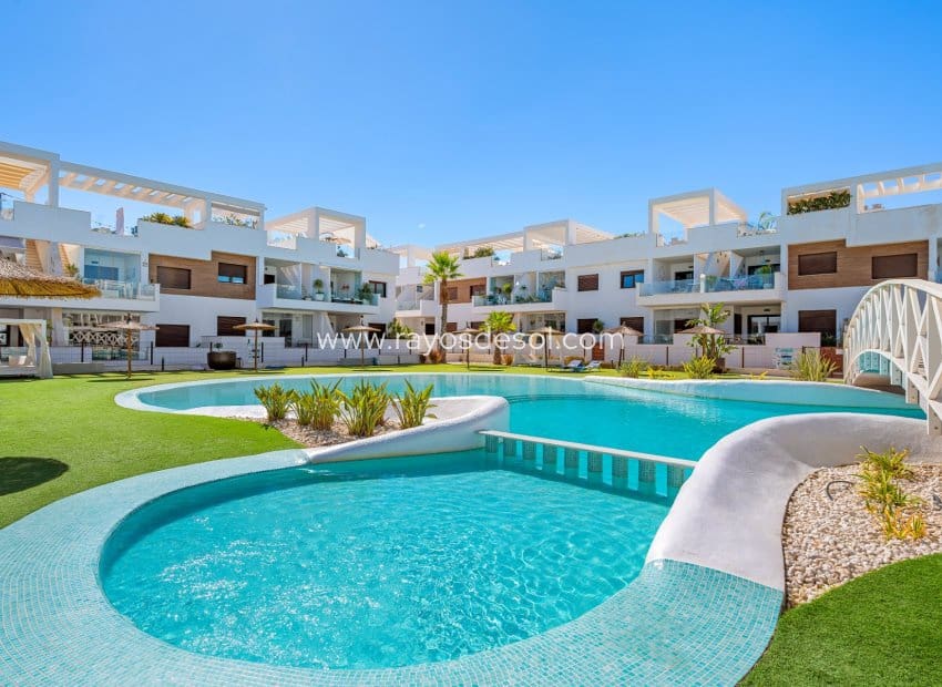 Apartamento de 2 habitaciones en Torrevieja en venta - 295.000 € (Ref: 10081425)