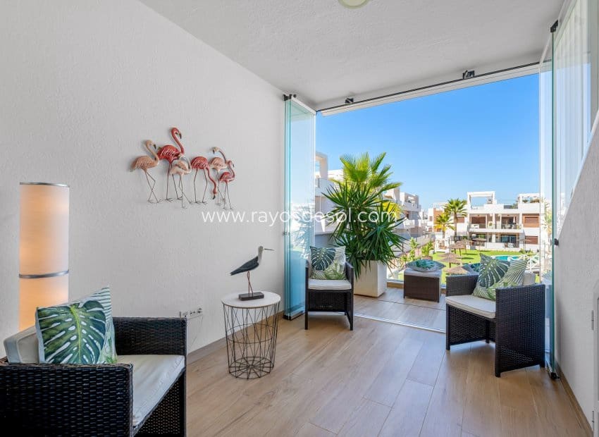 Apartamento de 2 habitaciones en Torrevieja en venta - 295.000 € (Ref: 10081425)