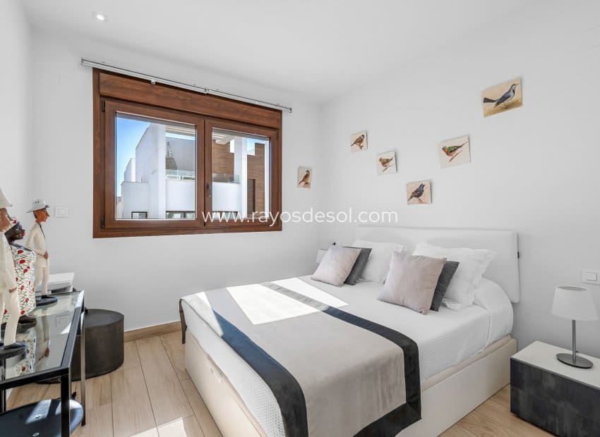 Apartamento de 2 habitaciones en Torrevieja en venta - 295.000 € (Ref: 10081425)