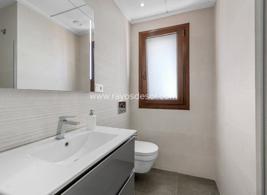 Apartamento de 2 habitaciones en Torrevieja en venta - 295.000 € (Ref: 10081425)