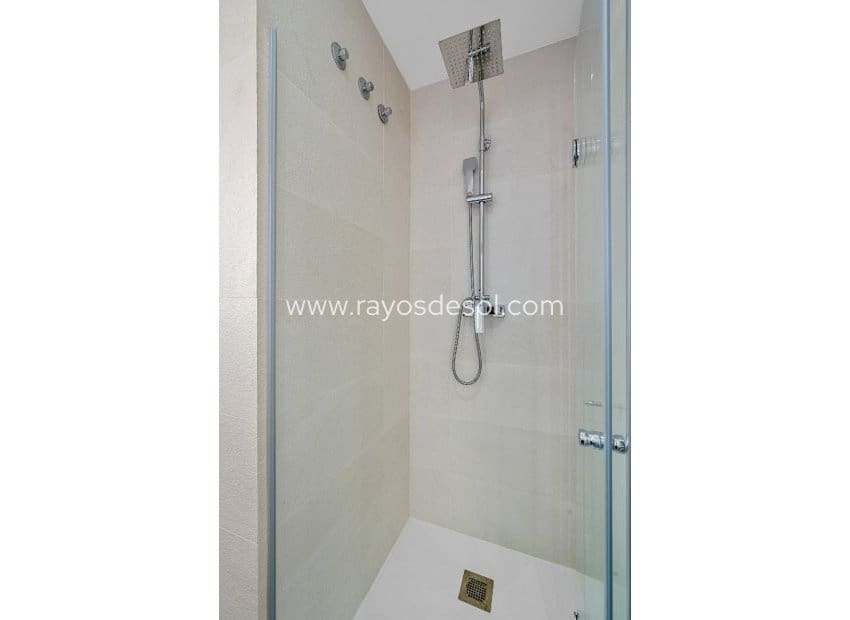 Apartamento de 2 habitaciones en Torrevieja en venta - 295.000 € (Ref: 10081425)