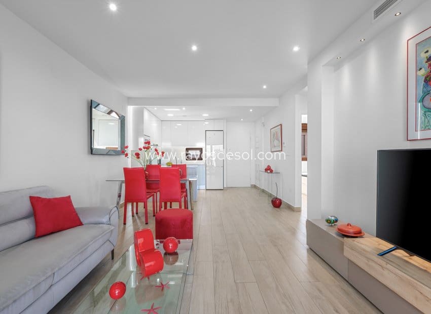 Apartamento de 2 habitaciones en Torrevieja en venta - 295.000 € (Ref: 10081425)