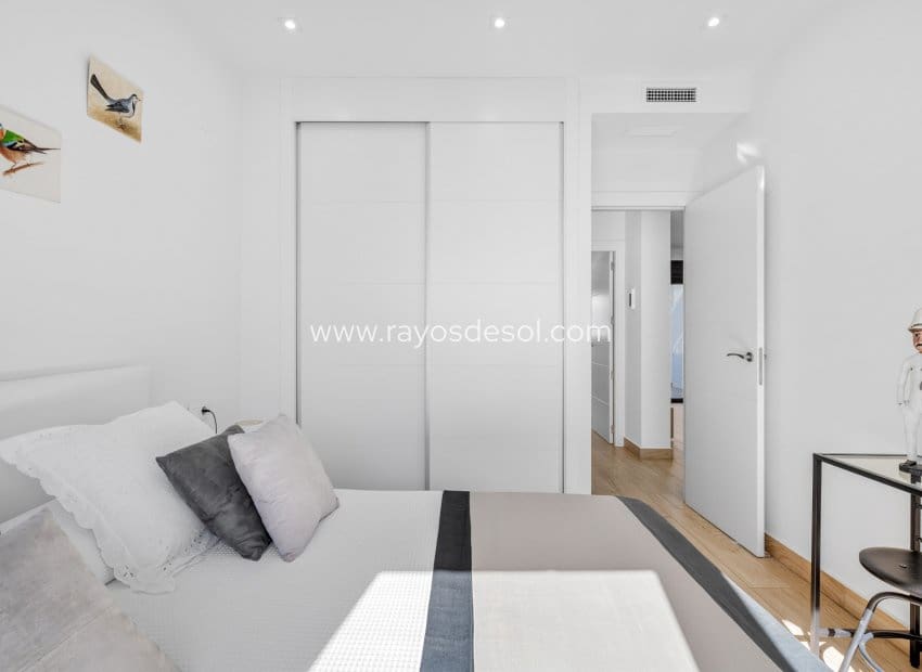 Apartamento de 2 habitaciones en Torrevieja en venta - 295.000 € (Ref: 10081425)