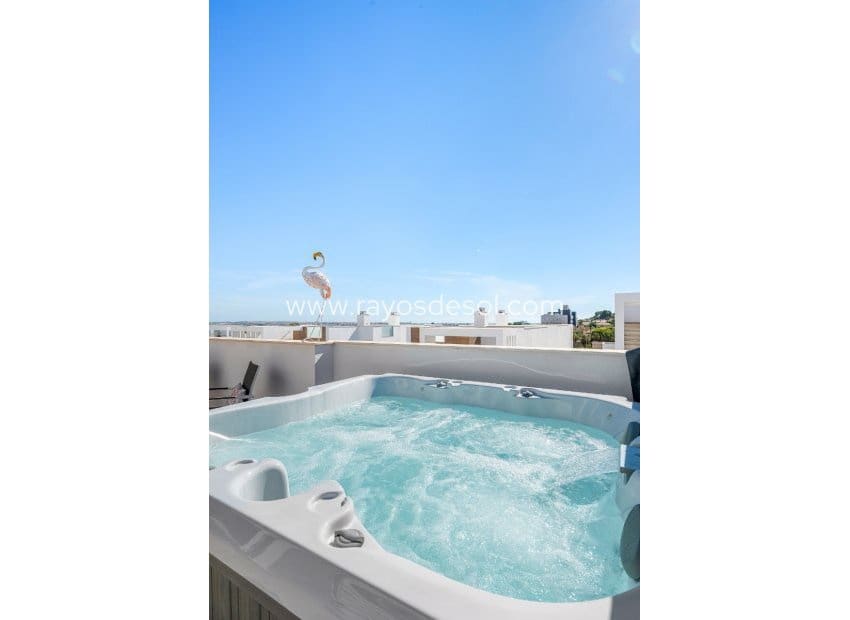 Apartamento de 2 habitaciones en Torrevieja en venta - 295.000 € (Ref: 10081425)
