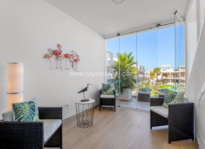 Apartamento de 2 habitaciones en Torrevieja en venta - 295.000 € (Ref: 10081425)