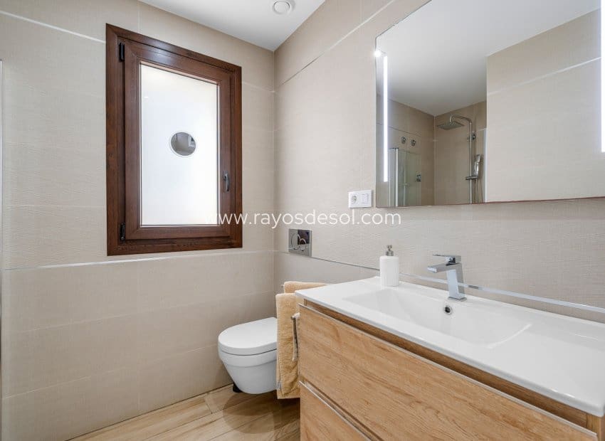 Apartamento de 2 habitaciones en Torrevieja en venta - 295.000 € (Ref: 10081425)