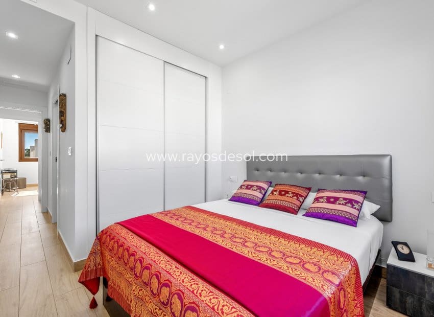 Apartamento de 2 habitaciones en Torrevieja en venta - 295.000 € (Ref: 10081425)