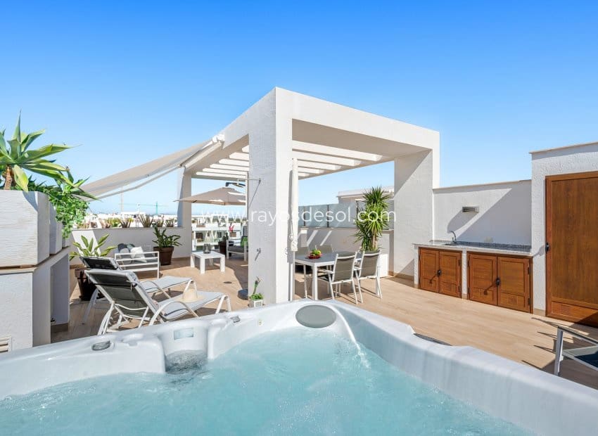 Apartamento de 2 habitaciones en Torrevieja en venta - 295.000 € (Ref: 10081425)