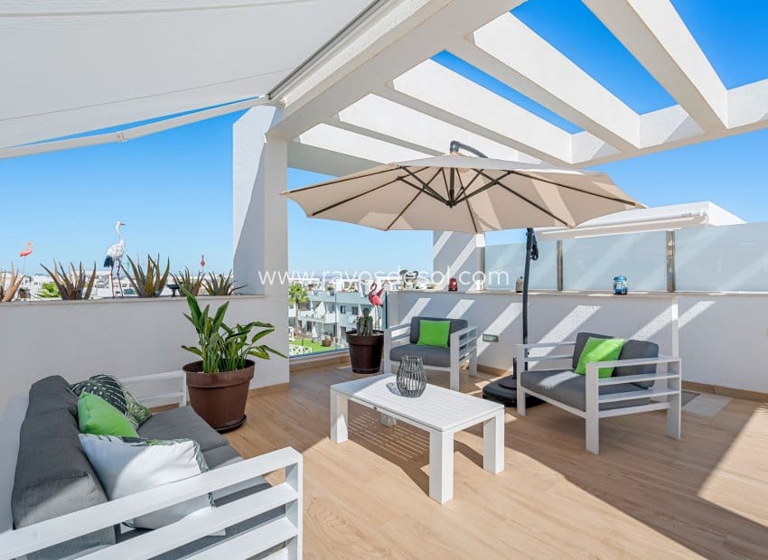 Apartamento de 2 habitaciones en Torrevieja en venta - 295.000 € (Ref: 10081425)