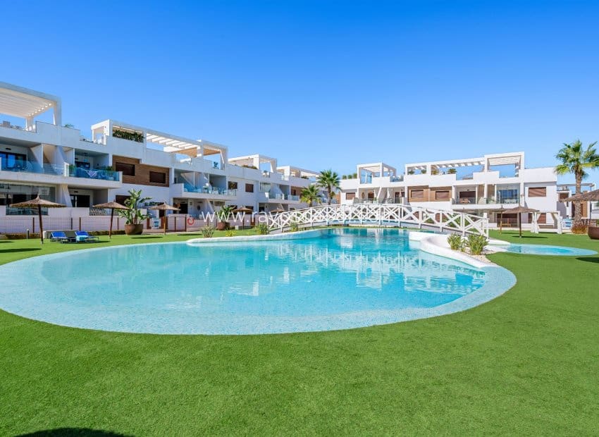 Apartamento de 2 habitaciones en Torrevieja en venta - 295.000 € (Ref: 10081425)