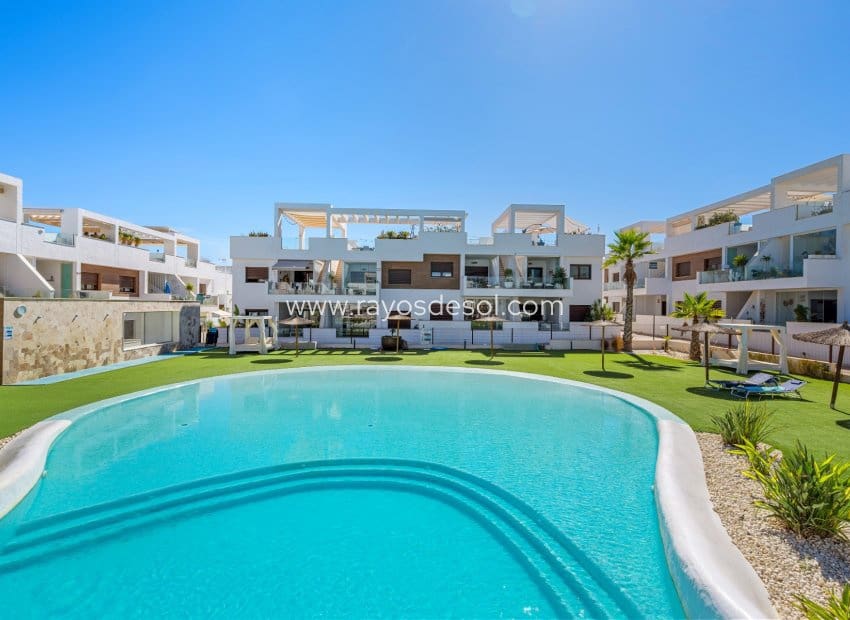 Apartamento de 2 habitaciones en Torrevieja en venta - 295.000 € (Ref: 10081425)