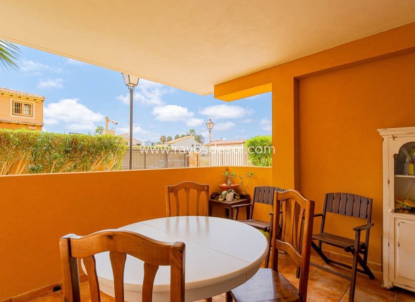 3 soveværelse Lejlighed til salg i Punta Prima med swimmingpool - € 350.000 (Ref: 10094857)