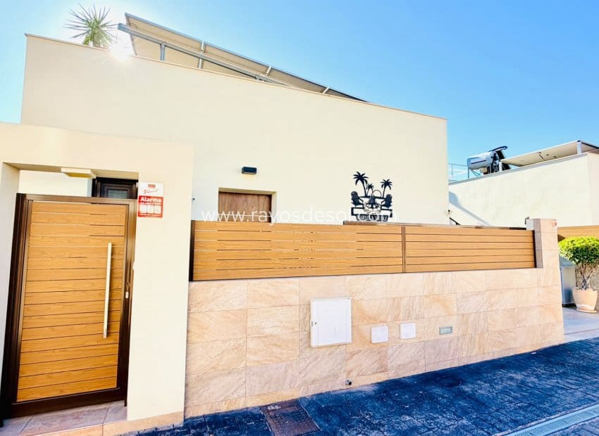 3 bedroom Villa for sale in Los Montesinos with pool - € 392,500 (Ref: 10114643)