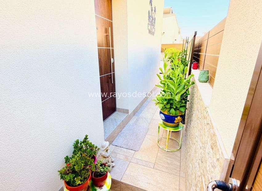 3 bedroom Villa for sale in Los Montesinos with pool - € 392,500 (Ref: 10114643)
