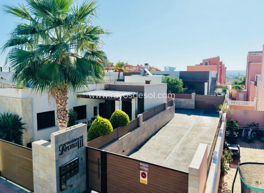 3 bedroom Villa for sale in Los Montesinos with pool - € 392,500 (Ref: 10114643)