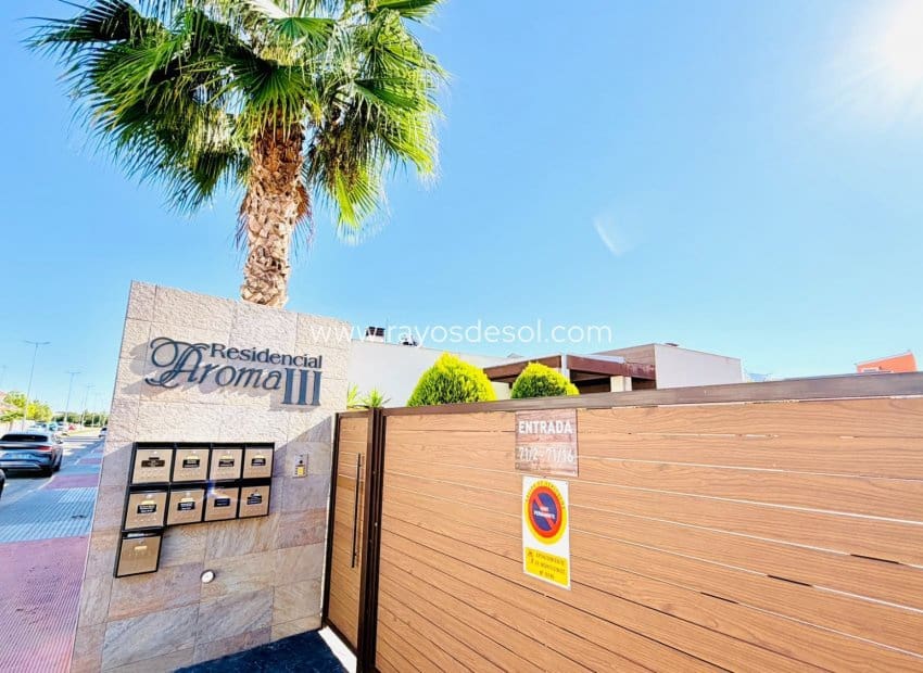 3 bedroom Villa for sale in Los Montesinos with pool - € 392,500 (Ref: 10114643)