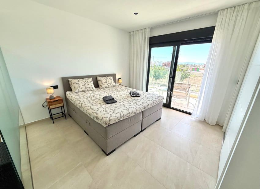 3 sypialnia Apartament na sprzedaż w Los Alcazares z basenem garażem - 340 000 € (Ref: 10124688)