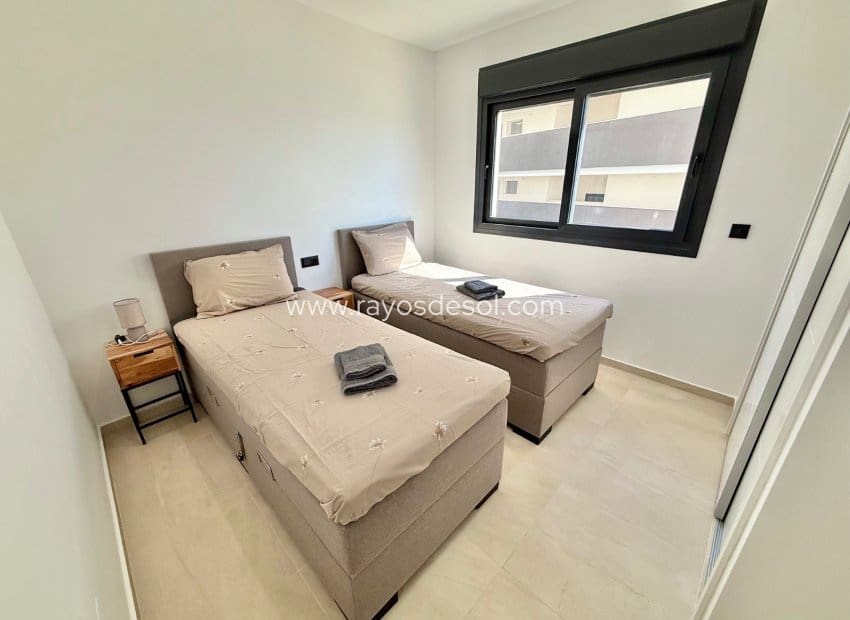 3 sypialnia Apartament na sprzedaż w Los Alcazares z basenem garażem - 340 000 € (Ref: 10124688)