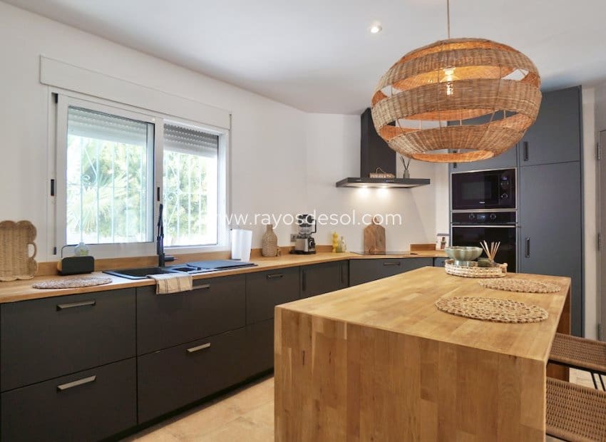 3 sypialnia Willa na sprzedaż w Benitachell / Benitatxell z basenem garażem - 649 000 € (Ref: 10132876)