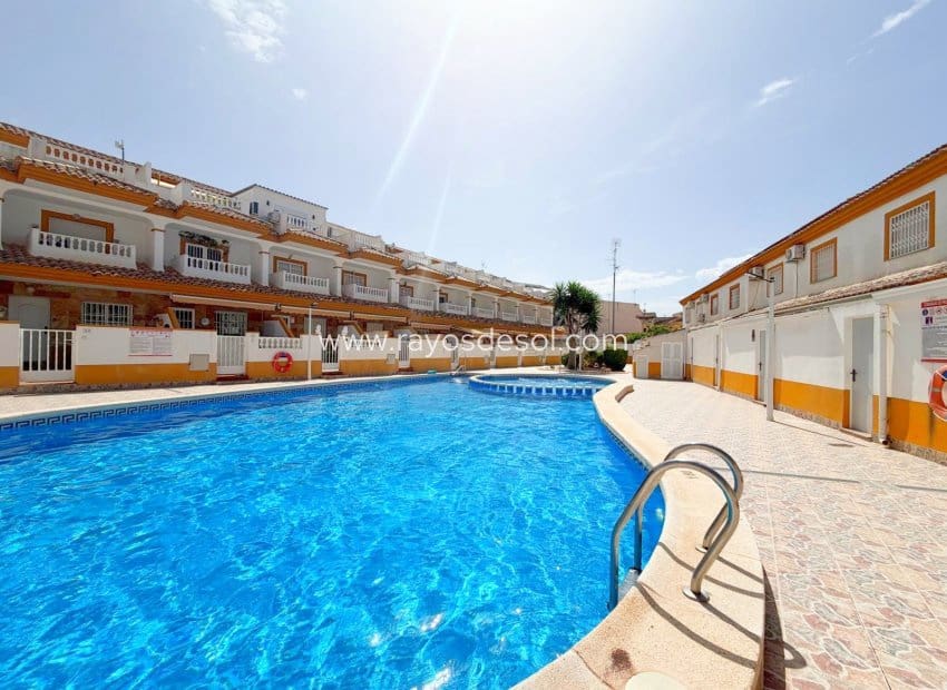 3 slaapkamer Villa te koop in Los Alcazares met zwembad - € 250.000 (Ref: 10132877)