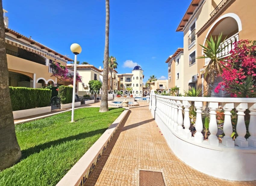 2 slaapkamer Appartement te koop in Los Alcazares met zwembad - € 215.000 (Ref: 10132878)